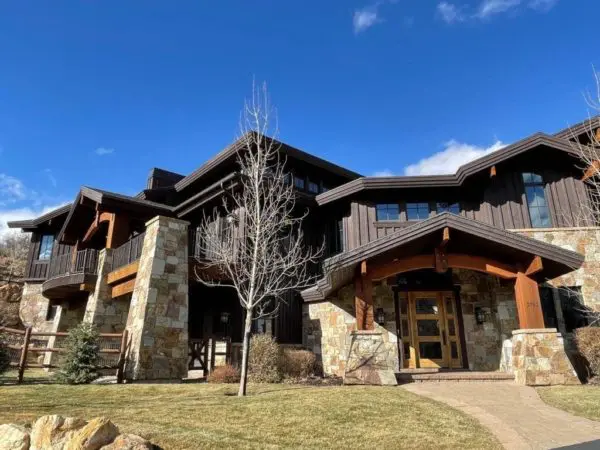 Home exterior with Carson Pass natural thin stone veneer