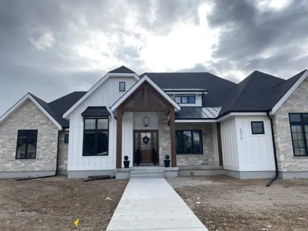 Curb view of home with Roanoke real stone veneer exterior accent walls