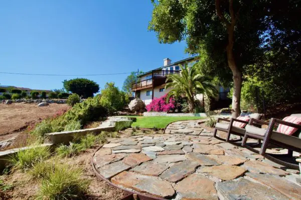 Round patio and walkway with Bonavista mosaic natural stone veneer