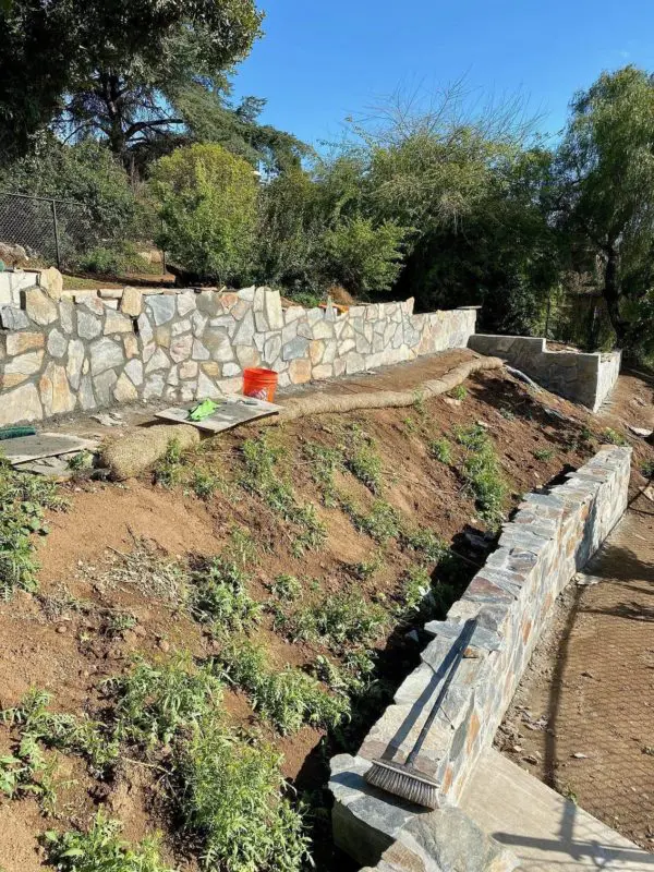 Mosaic stone veneer on a retaining wall