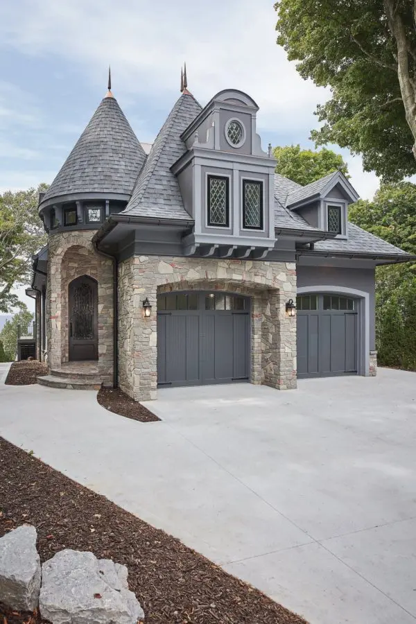 Garage and front entrance with Brookhaven real thin stone veneer