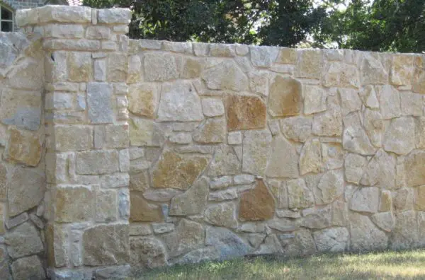 Privacy wall with Rustic Bay fieldledge real thin stone veneer