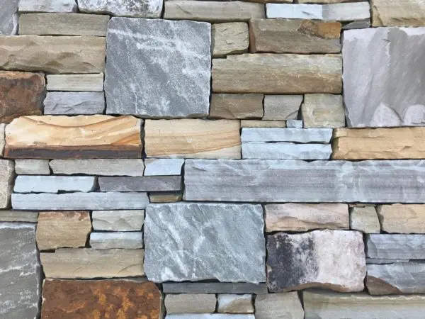 Close up drystack installation masonry with Savannah real thin stone veneer