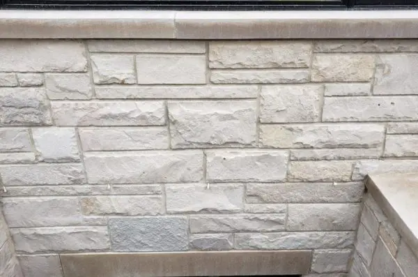 Custom Rockface Winona Natural Thin Stone Veneer Exterior