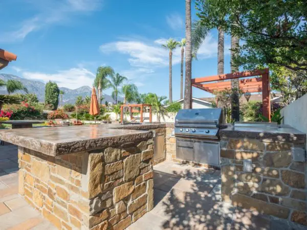 Outdoor Living Bar and Grill with Cabernet Natural Stone Veneer