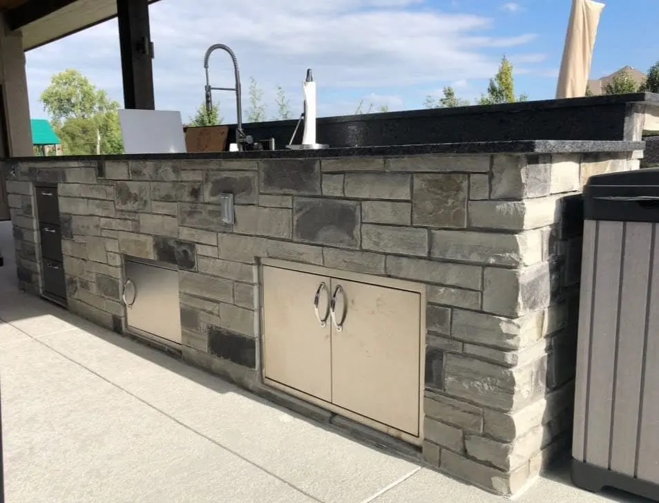 Outdoor Kitchen Charcoal Canyon Natural Thin Stone Veneer