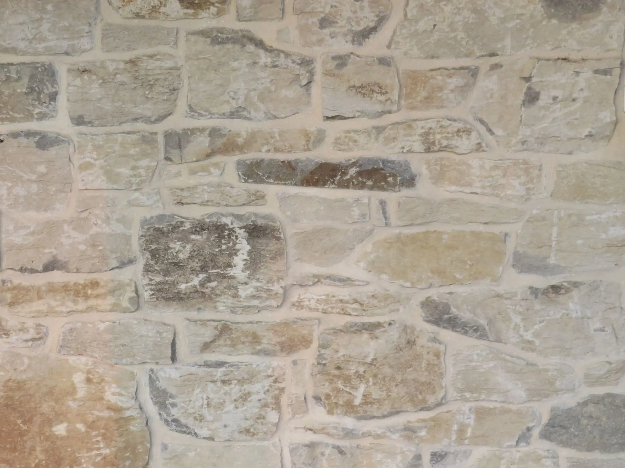 Door County Fieldstone Real Thin Veneer with White Mortar