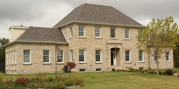 Tropea and Tumbled Castle Ridge Natural Thin Stone Veneer Custom Blend Exterior