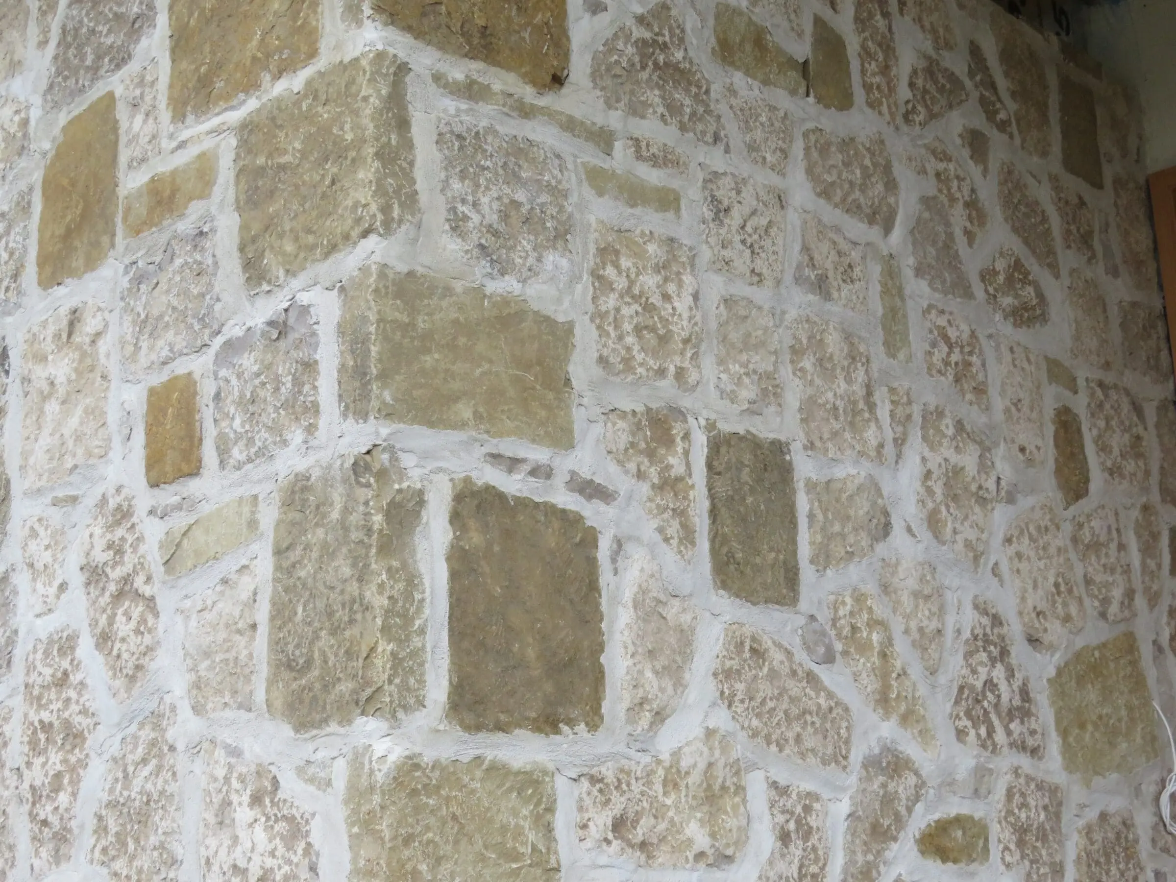 Colonial and Chateau with Large Pieces Real Stone Veneer Corners