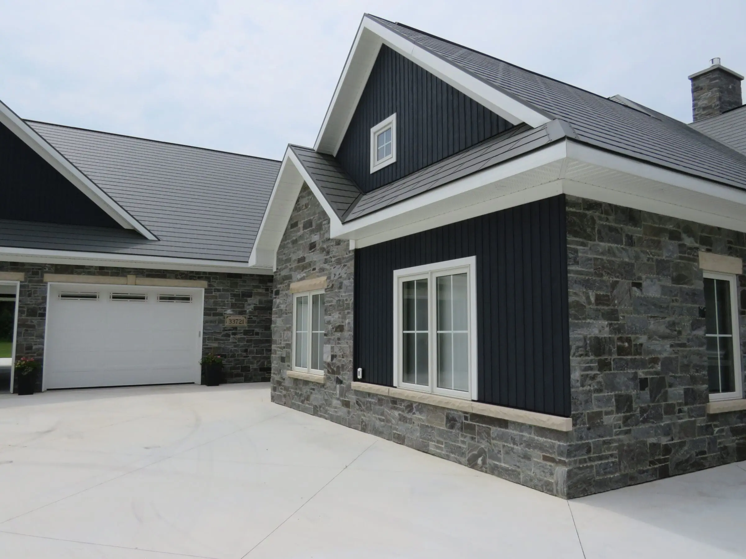 Pembroke Natural Thin Stone Veneer with Sawed Ends Exterior