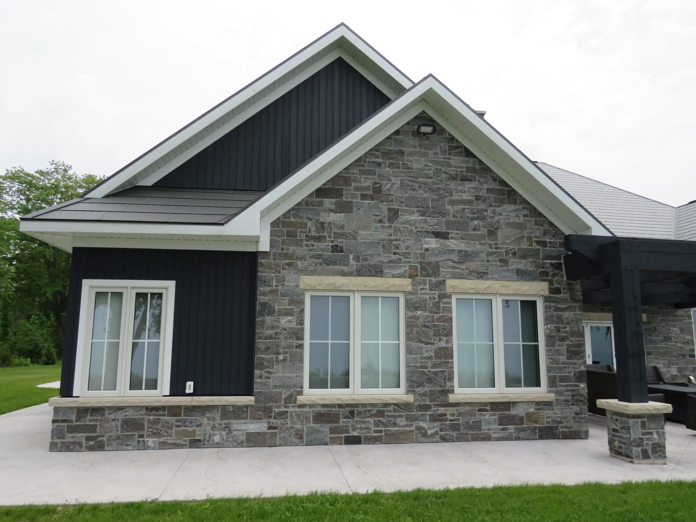 Pembroke Natural Thin Stone Veneer with Sawed Ends Accent Wall
