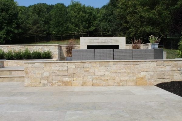 White and gold dimensional ledgestone thin veneer