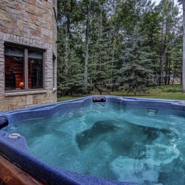 Outdoor Spa with Castle Rock Natural Stone Wall