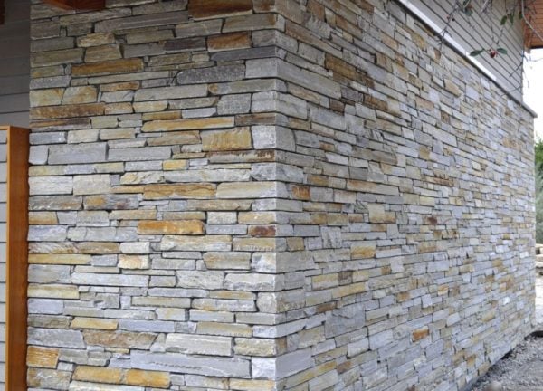 Drystacked Exterior Wall with Smokey Gold Ledgestone Thin Veneer