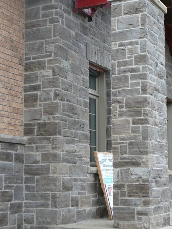 Stone pillars with Jodeco real stone veneer