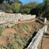 Mosaic stone veneer on a retaining wall