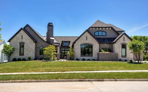 Home exterior with Empire real thin stone veneer