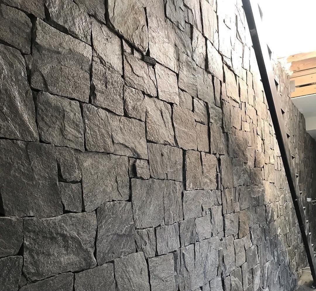 Drystack wall with Midnight Shimmer natural stone veneer