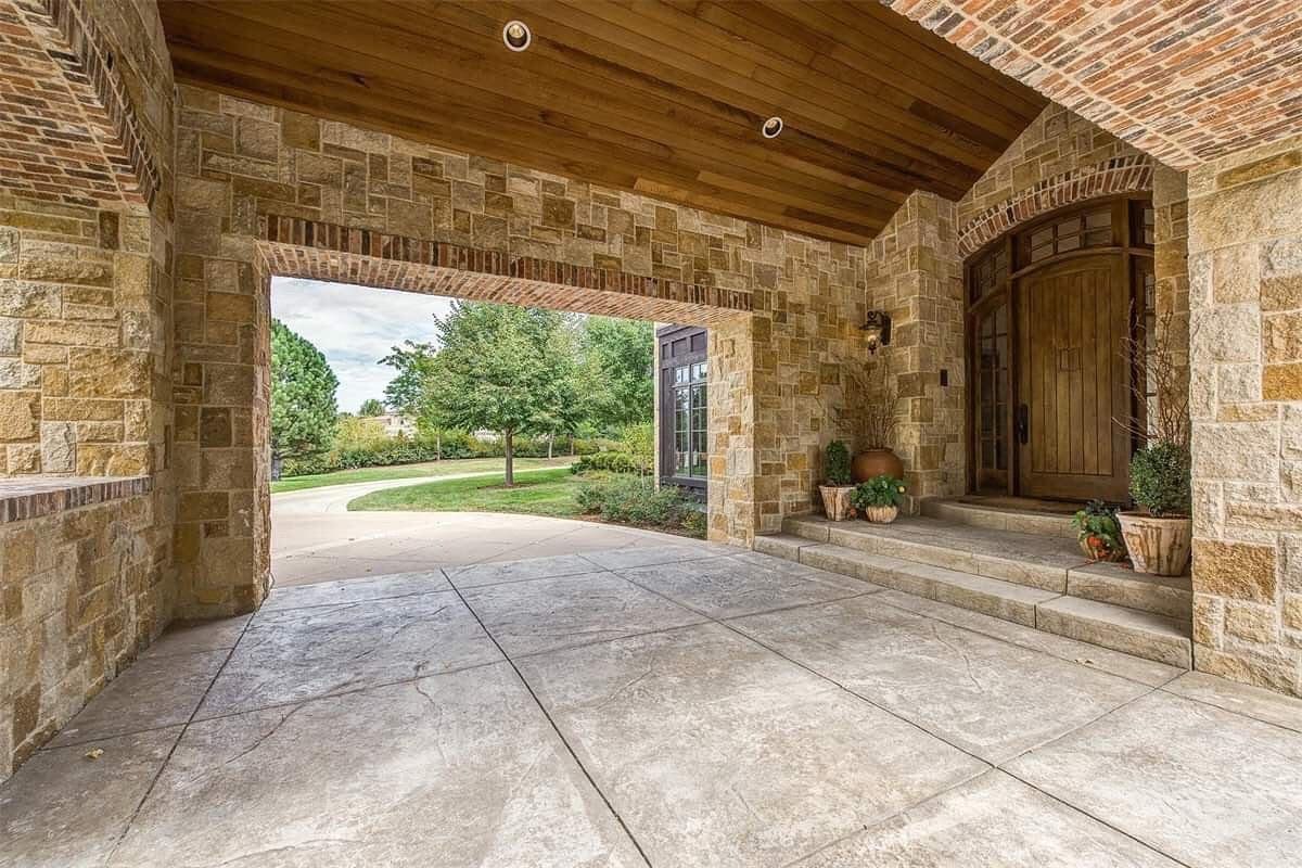Luxury porte-cochère front entrance with Newcastle dimensional natural stone veneer