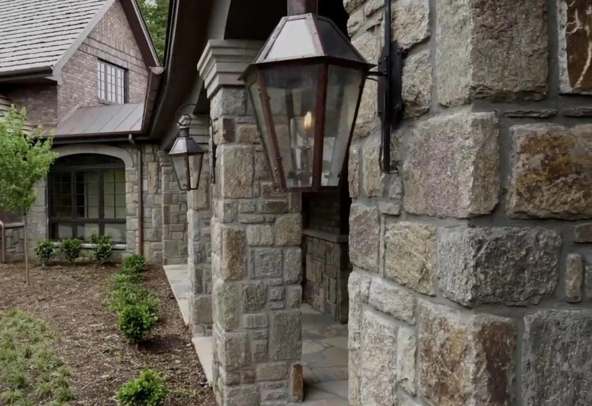 Reedley Granite Castle Rock-Style Real Thin Stone Veneer Exterior