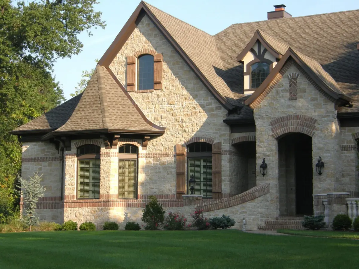 Tuscan Antique Natural Thin Limestone Veneer Exterior with Brick