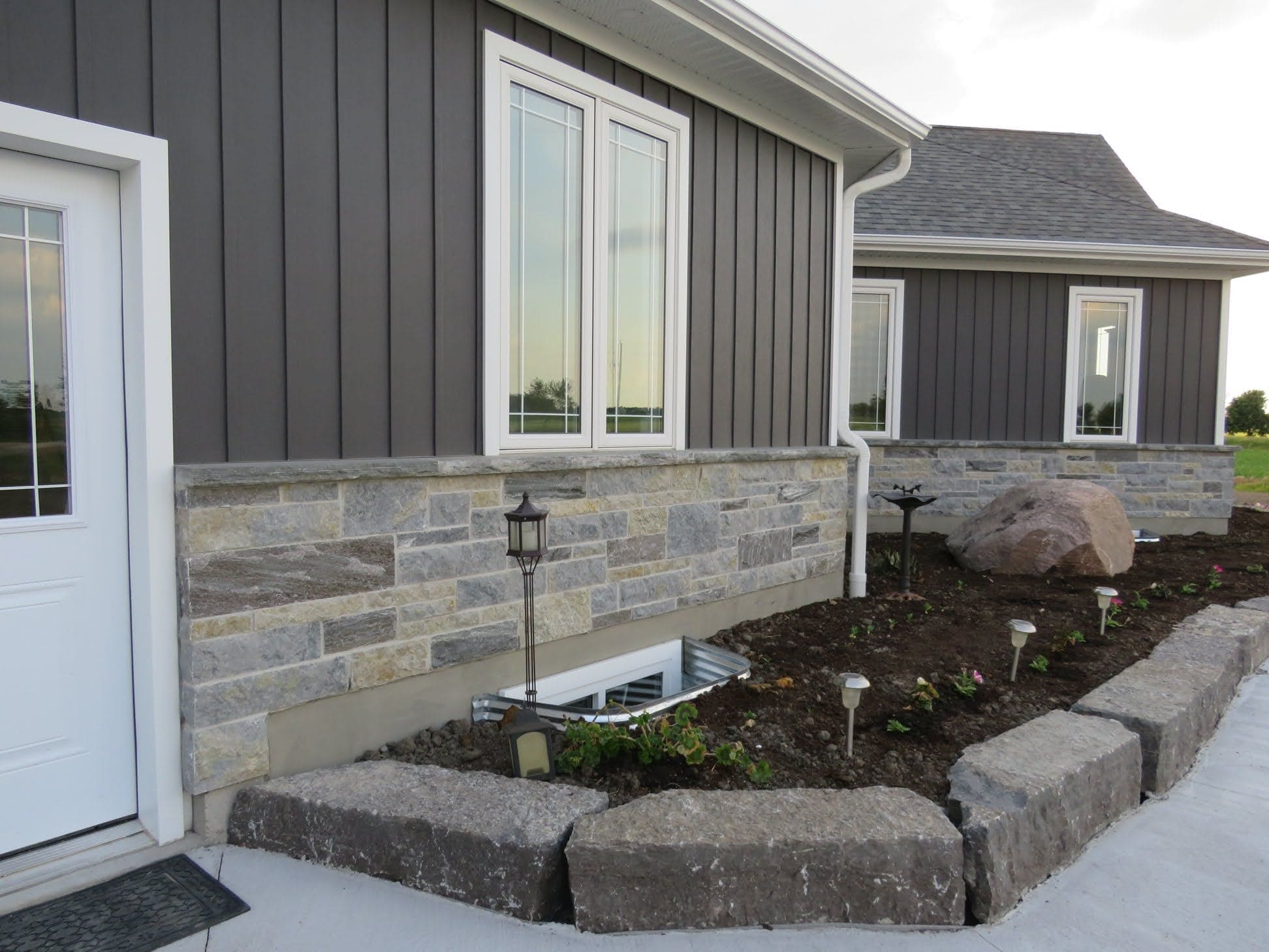 Jacksonport and Pembroke Natural Stone Veneer Blend with White Mortar