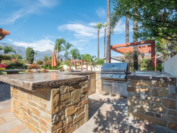 Outdoor Living Bar and Grill with Cabernet Natural Stone Veneer