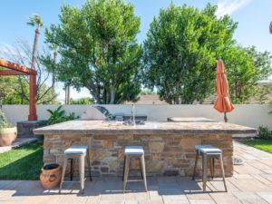 Outdoor Living Bar with Cabernet Real Stone Veneer