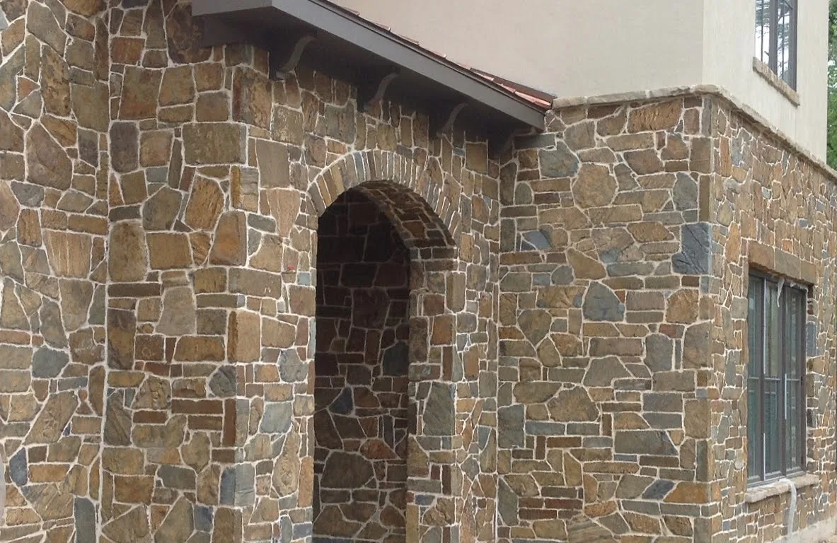 Cabernet Real Thin Stone Veneer with White Mortar
