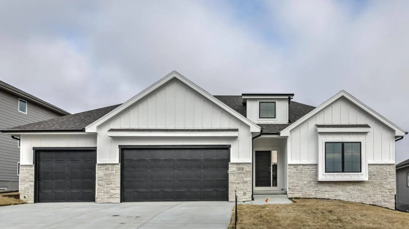 Empire Real Limestone Veneer Wainscotting