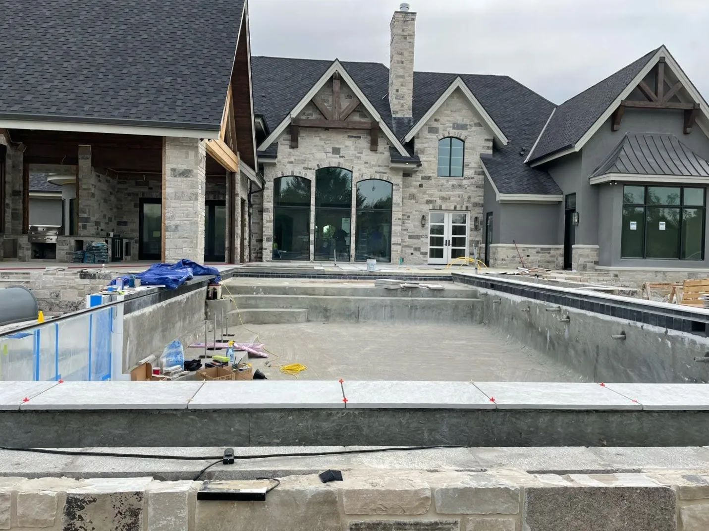 Graphite Natural Thin Stone Veneer Pool