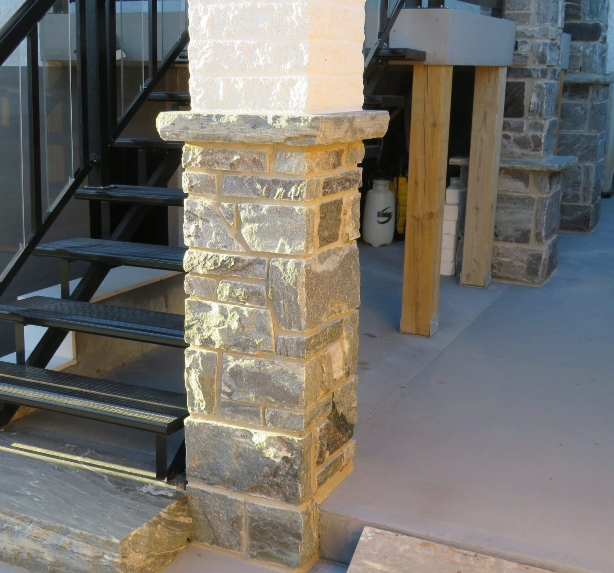 Pembroke Real Granite Thin Stone Veneer Stairs Pillar