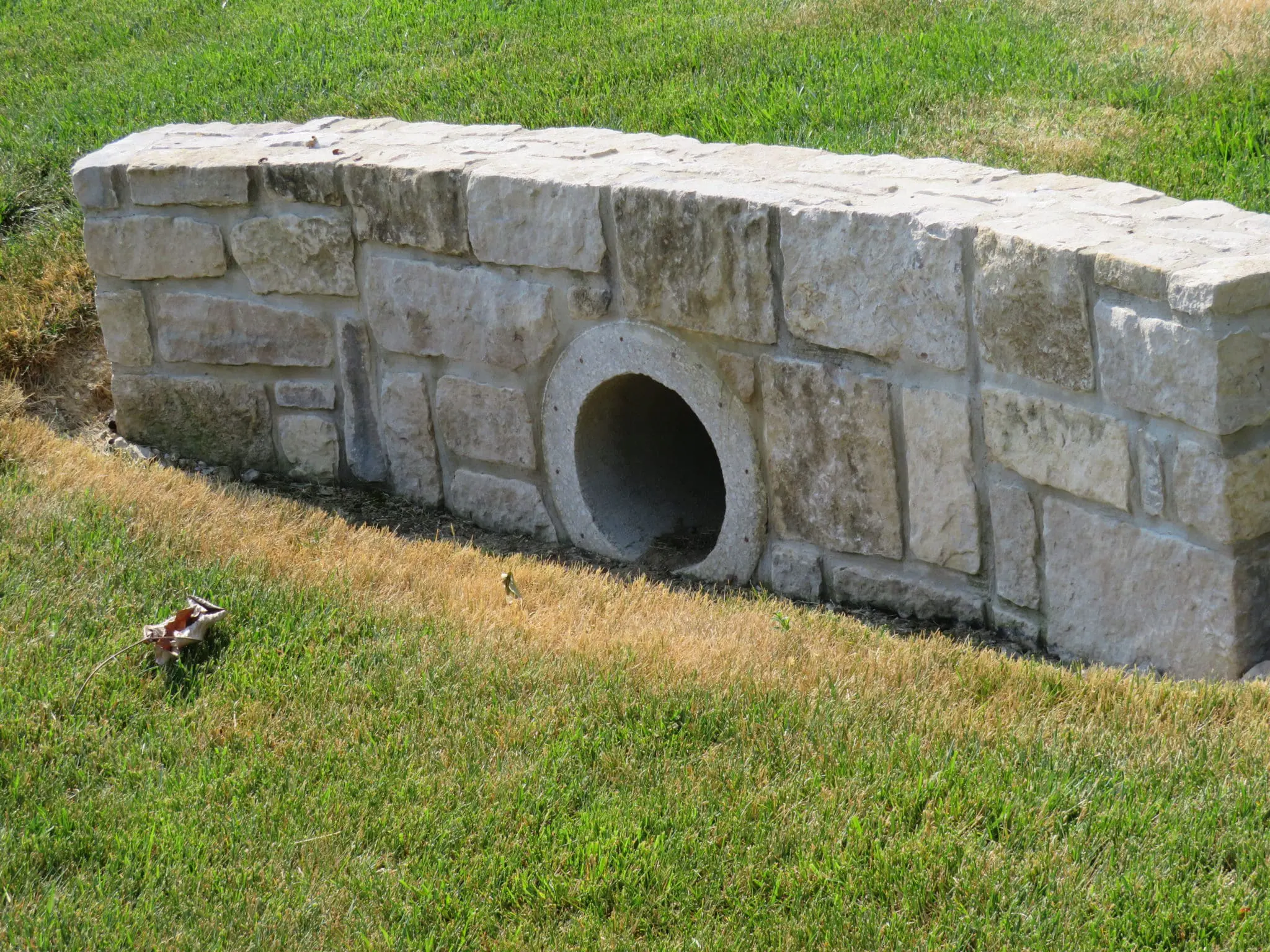 Chateau Real Limestone Thin Veneer Landscaping Drain Wall