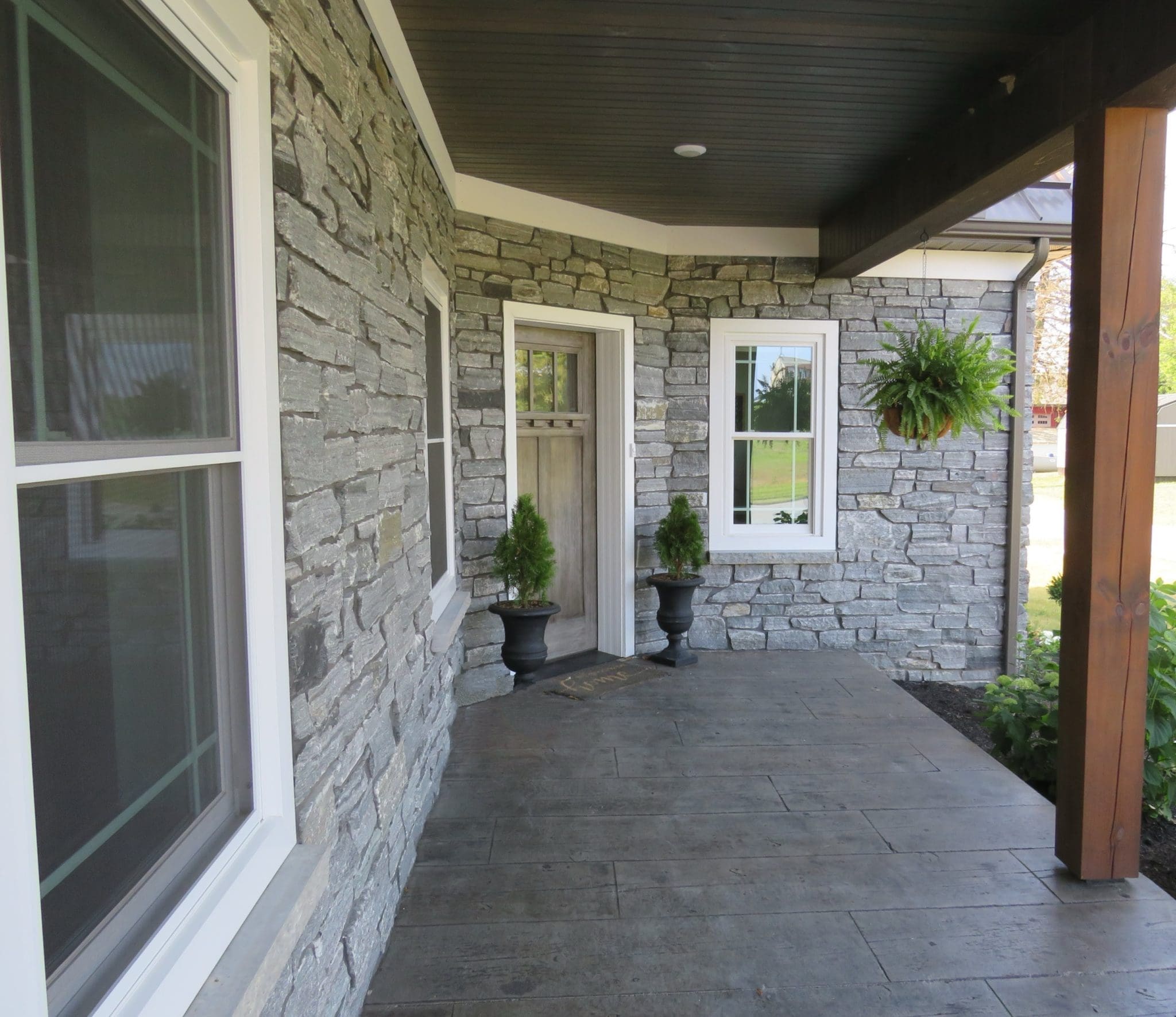 Logan Ashlar Style Natural Thin Stone Veneer Custom Splitface with Dark Mortar