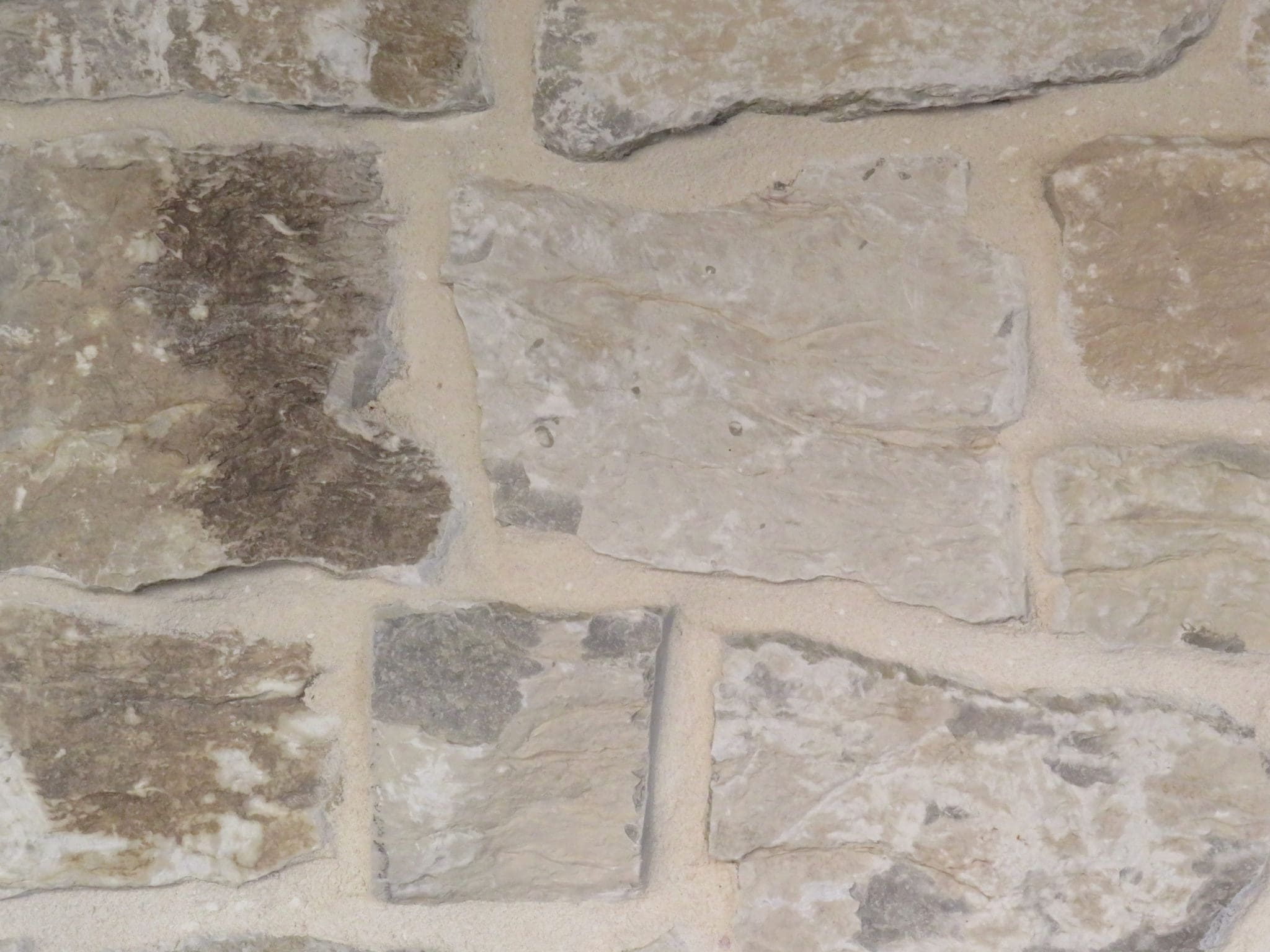 Door County Fieldstone Natural Thin Veneer with White Mortar