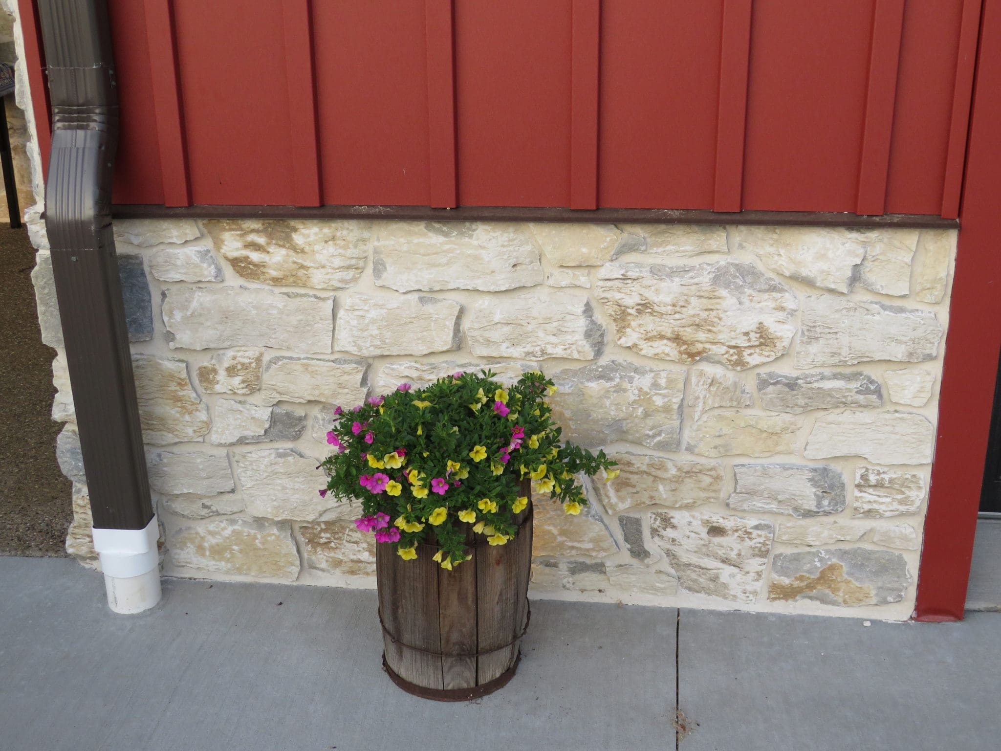 Door County Fieldstone Real Thin Veneer Wainscoting with White Mortar