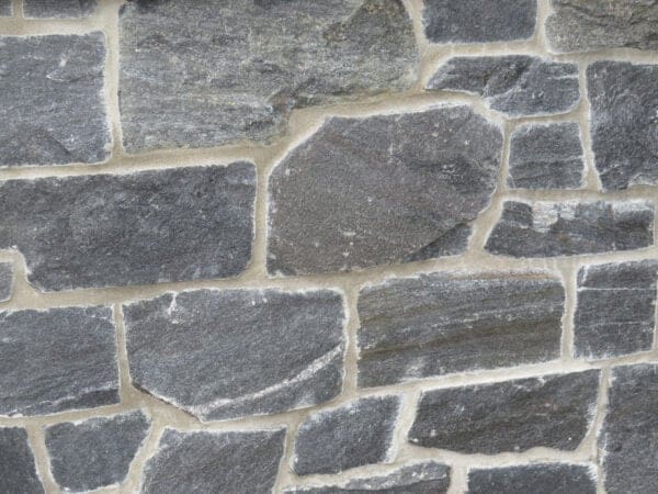 Dublin Custom Rough Cut Castle Rock Real Stone Veneer Close Up