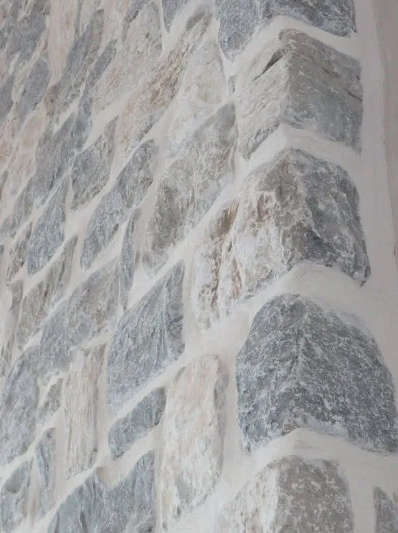 Duluth and Chateau Natural Thin Stone Veneer Blend Fireplace Close Up with White Mortar