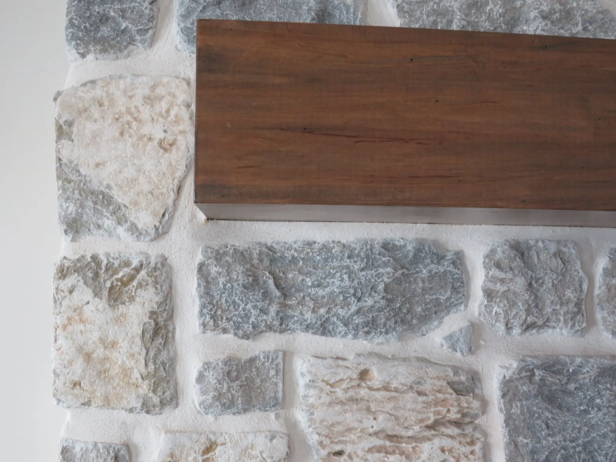 Duluth and Chateau Real Thin Stone Veneer Blend Close Up with White Mortar
