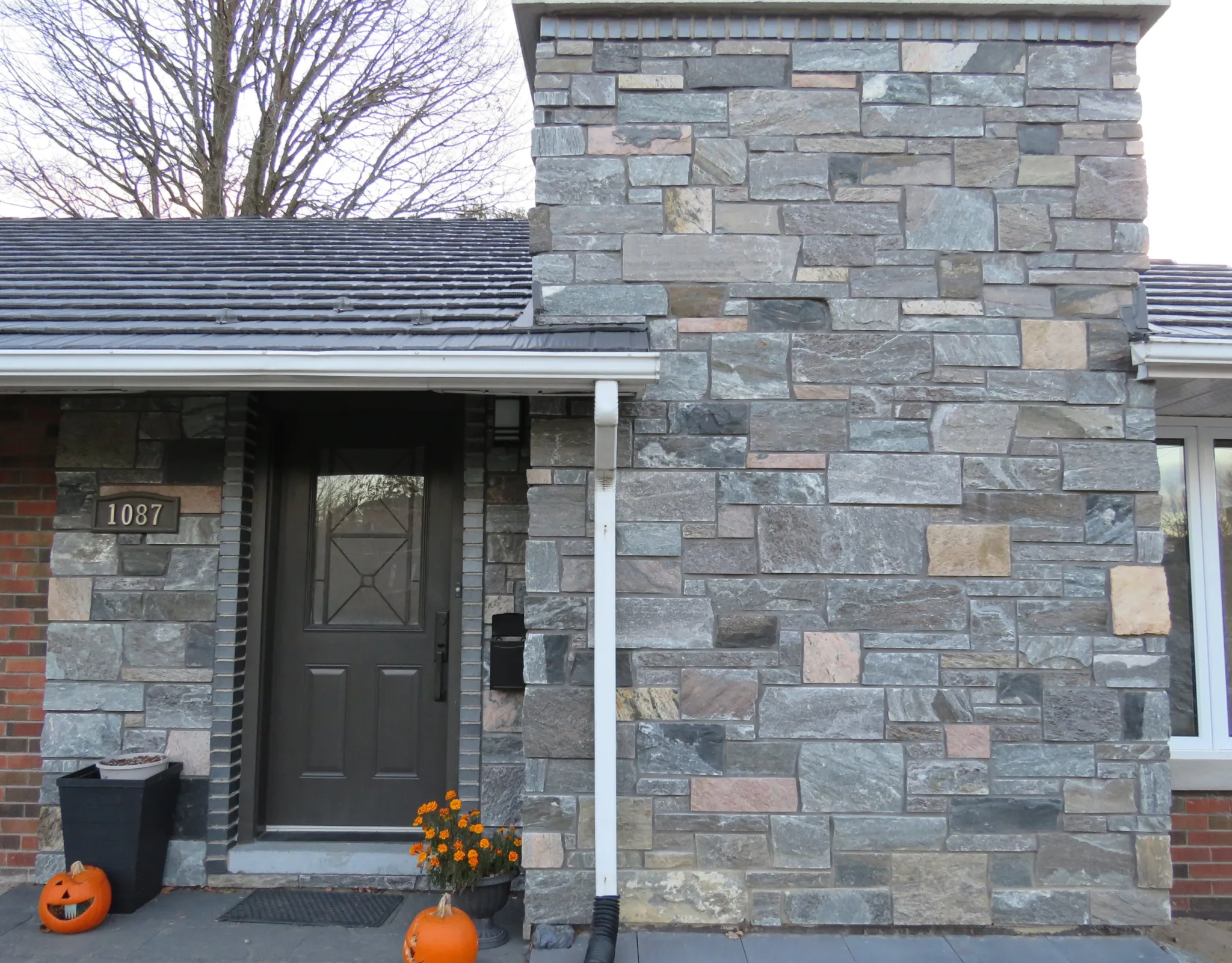 Custom Astoria Natural Stone Veneer with Sawn Heights Exterior and Custom Color (Less Pink)