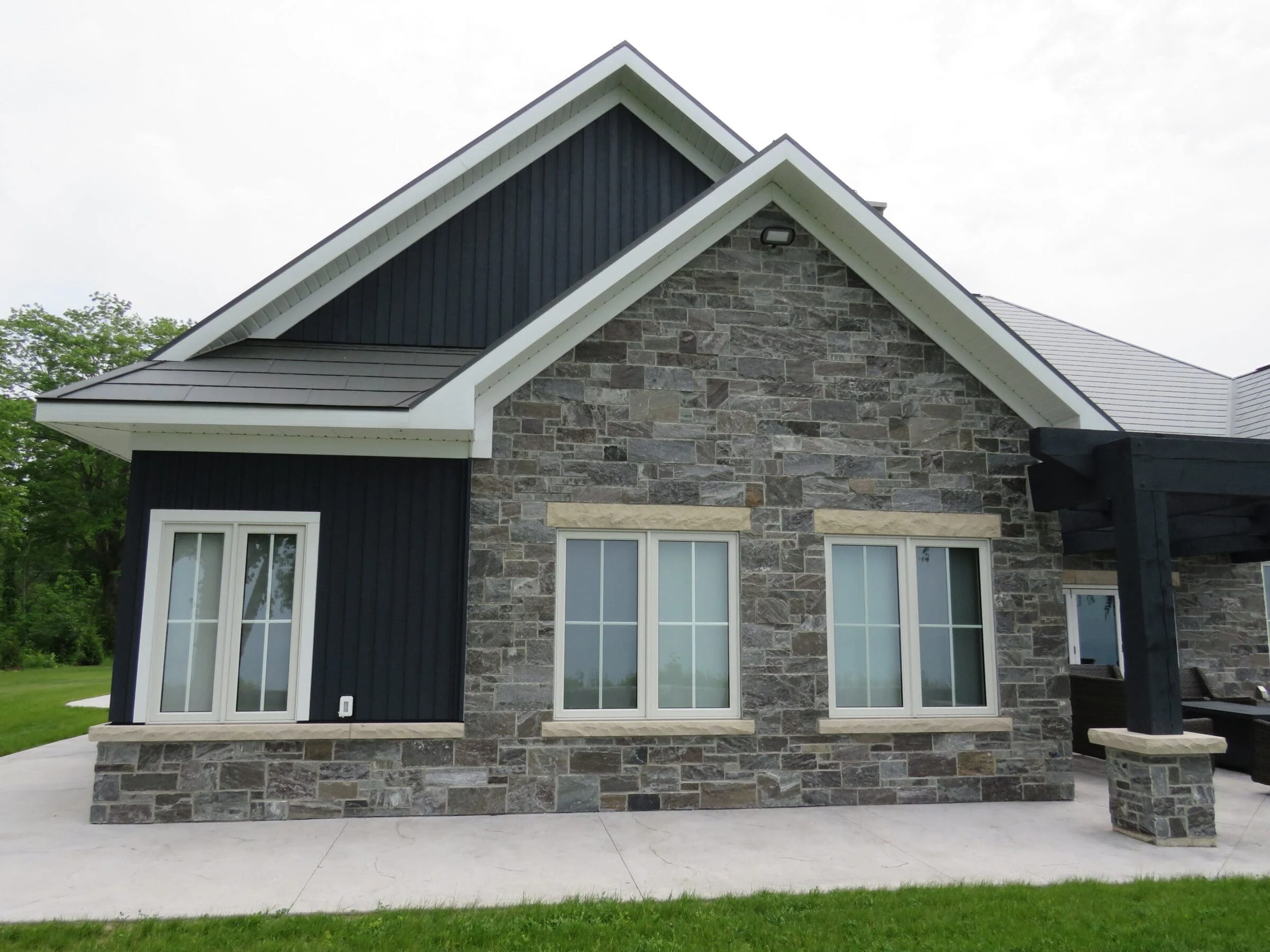 Pembroke Natural Thin Stone Veneer with Sawed Ends Accent Wall