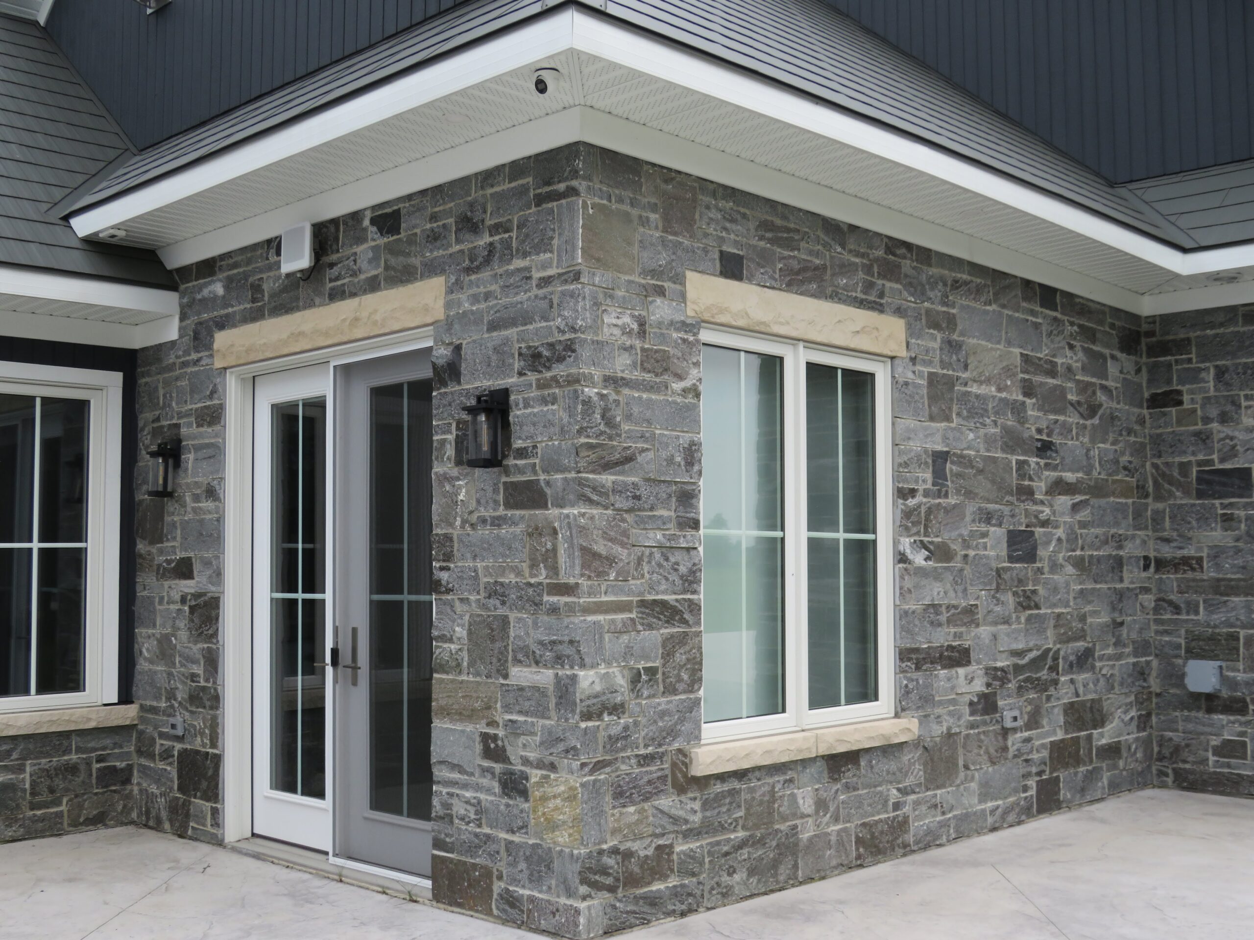 Pembroke Natural Thin Stone Veneer with Sawed Ends Back Corner
