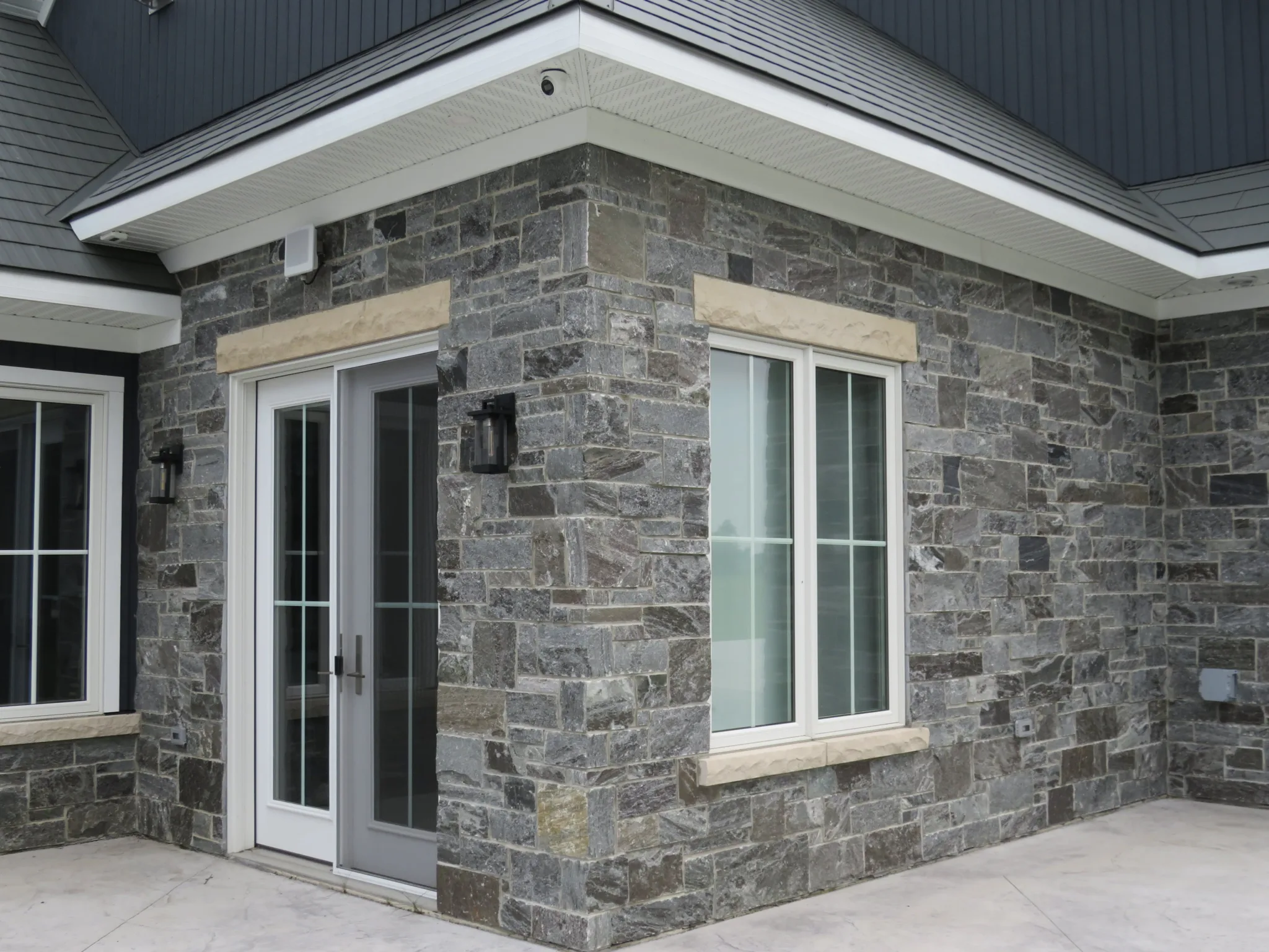 Pembroke Natural Thin Stone Veneer with Sawed Ends Back Corner