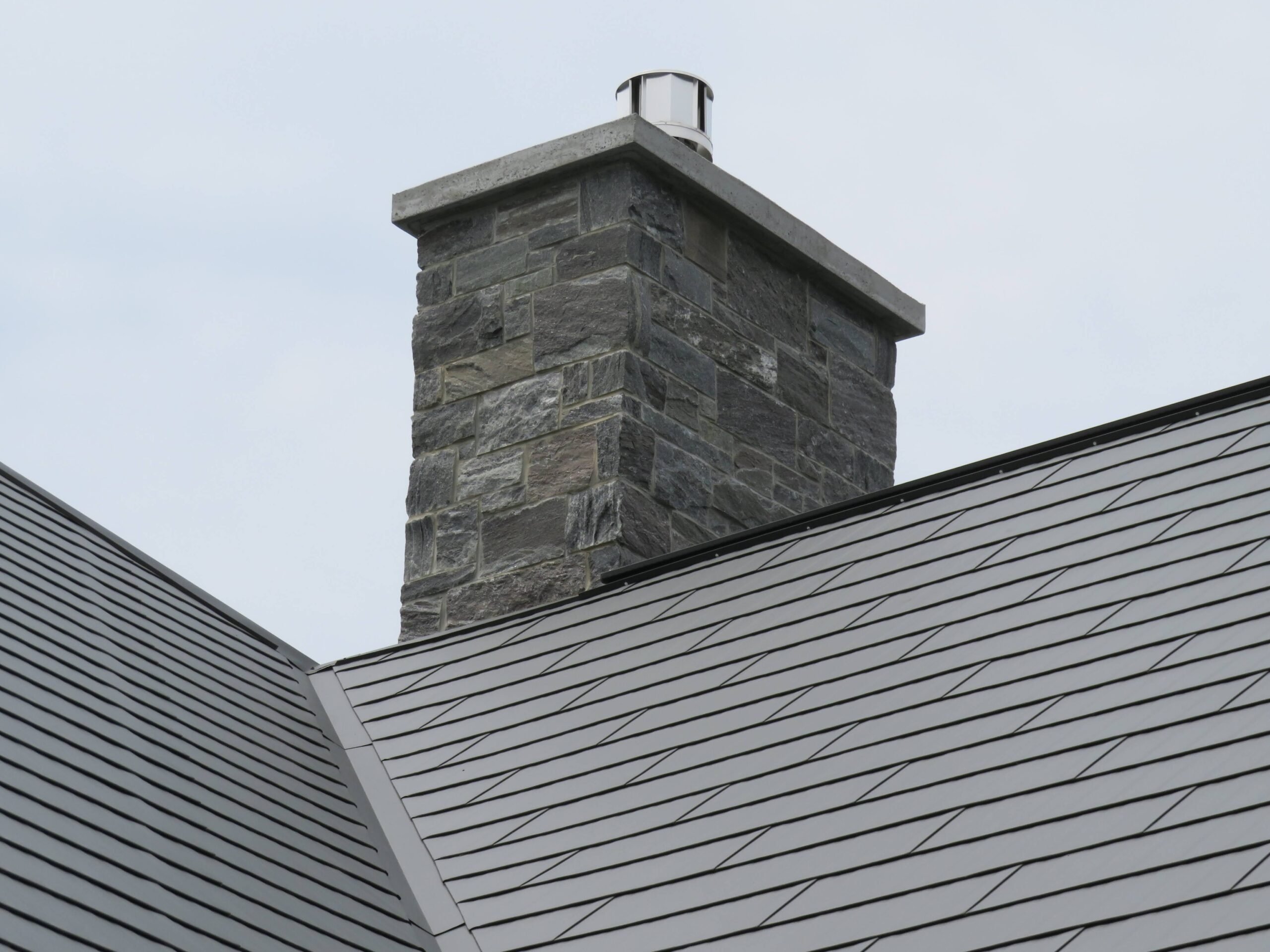 Pembroke Natural Thin Stone Veneer with Sawed Ends Chimney