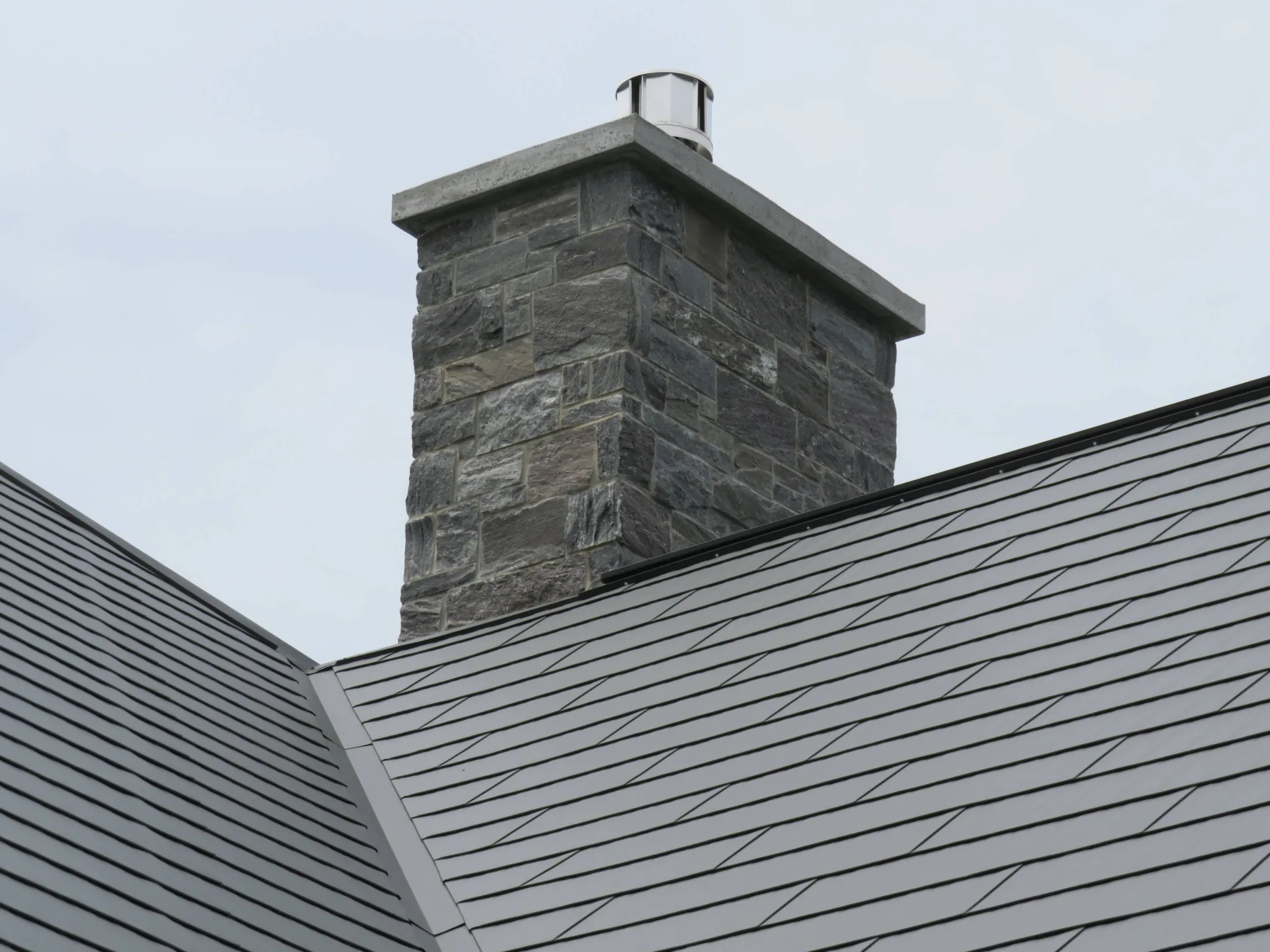 Pembroke Natural Thin Stone Veneer with Sawed Ends Chimney
