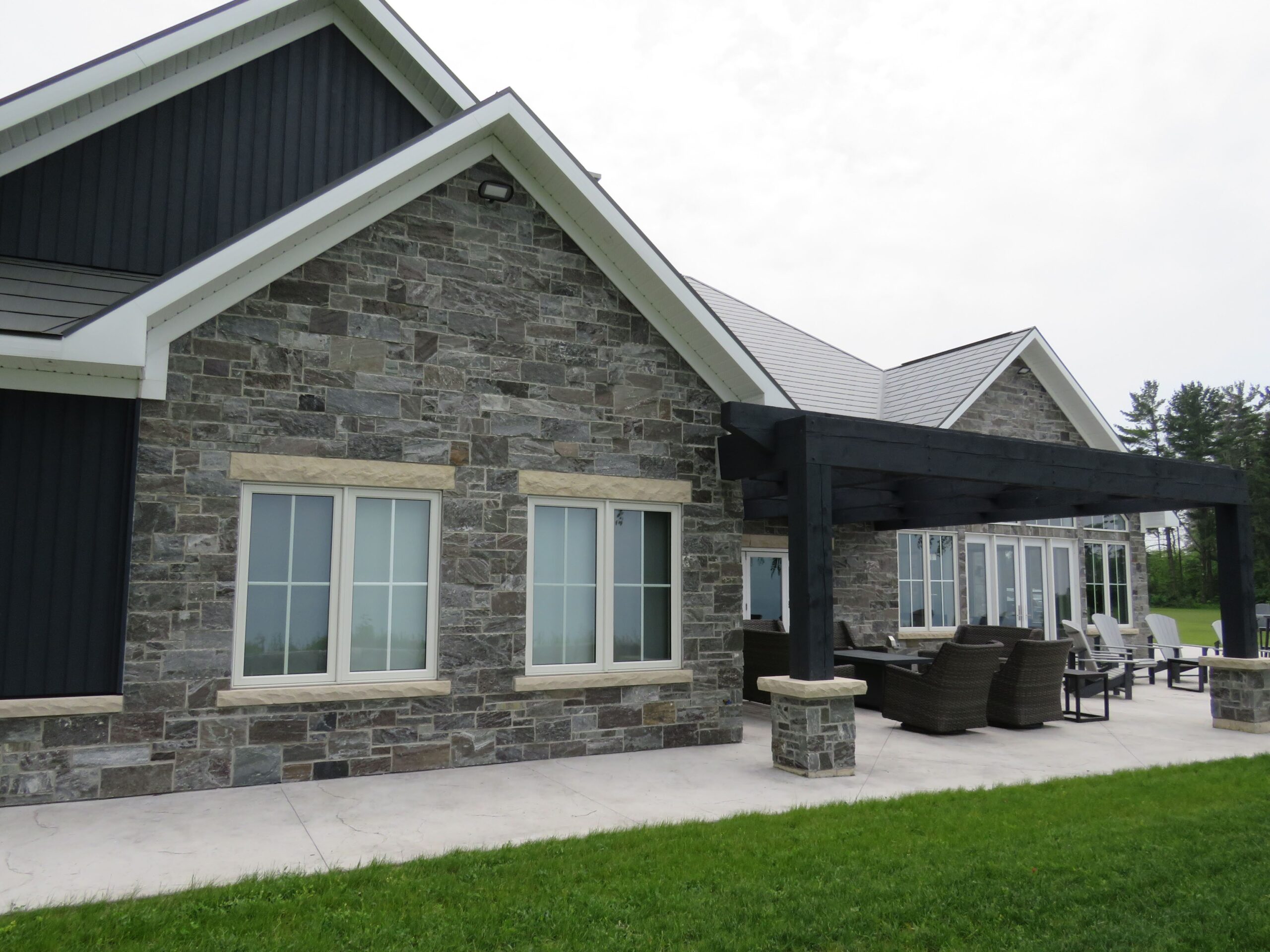 Pembroke Natural Thin Stone Veneer with Sawed Ends Exterior