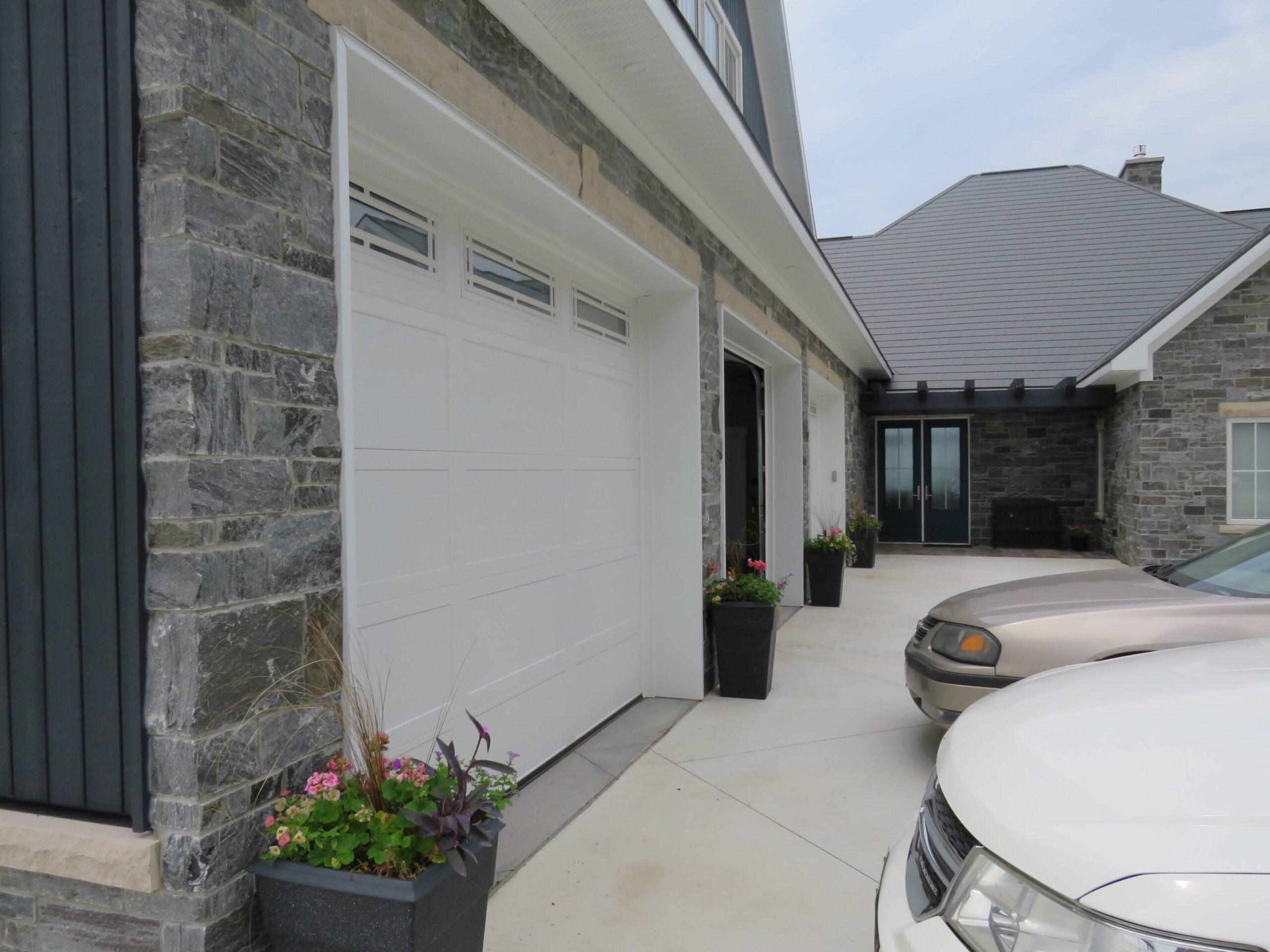 Pembroke Natural Thin Stone Veneer with Sawed Ends Garage