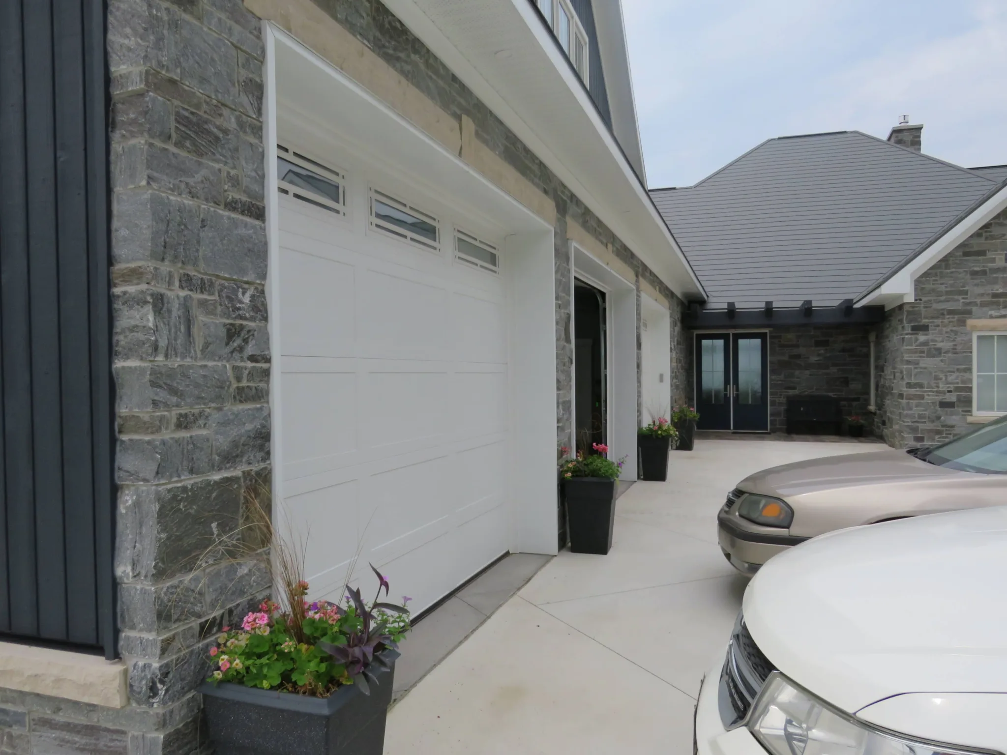 Pembroke Natural Thin Stone Veneer with Sawed Ends Garage