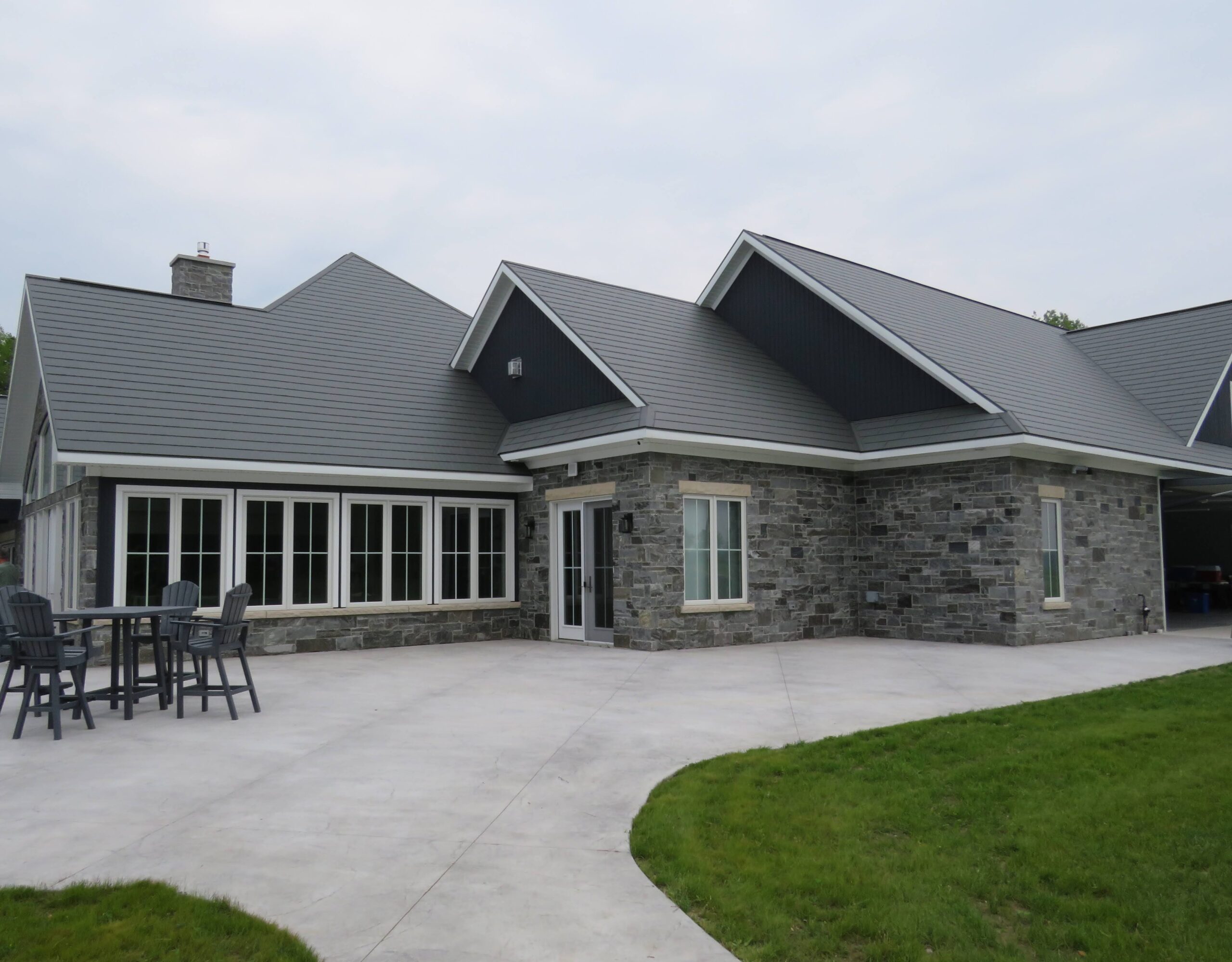 Pembroke Natural Thin Stone Veneer with Sawed Ends Side