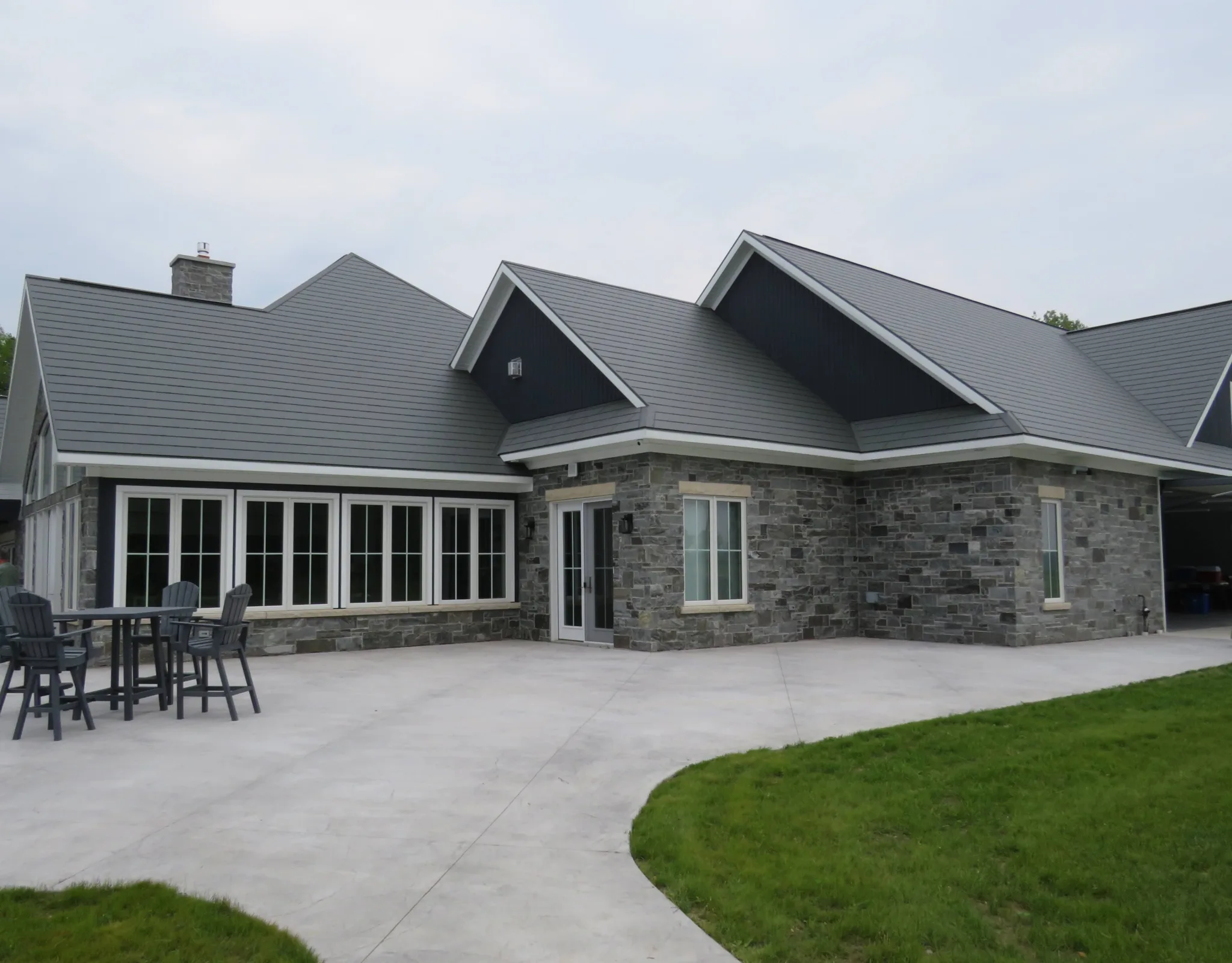 Pembroke Natural Thin Stone Veneer with Sawed Ends Side